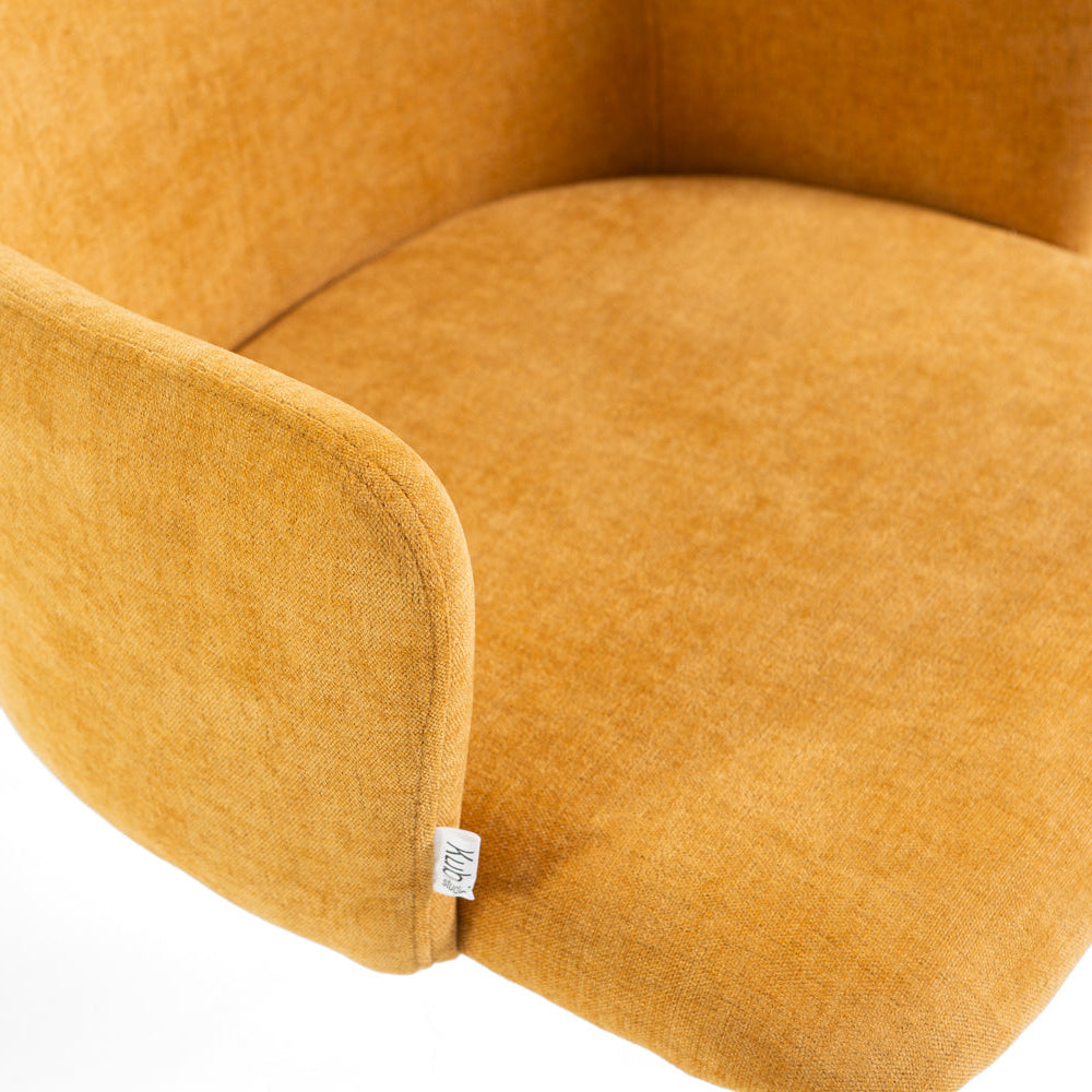 Rachele – Poltroncina in tessuto con gambe in metallo