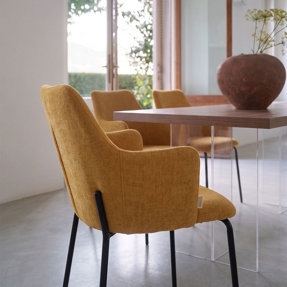 Rachele – Poltroncina in tessuto con gambe in metallo